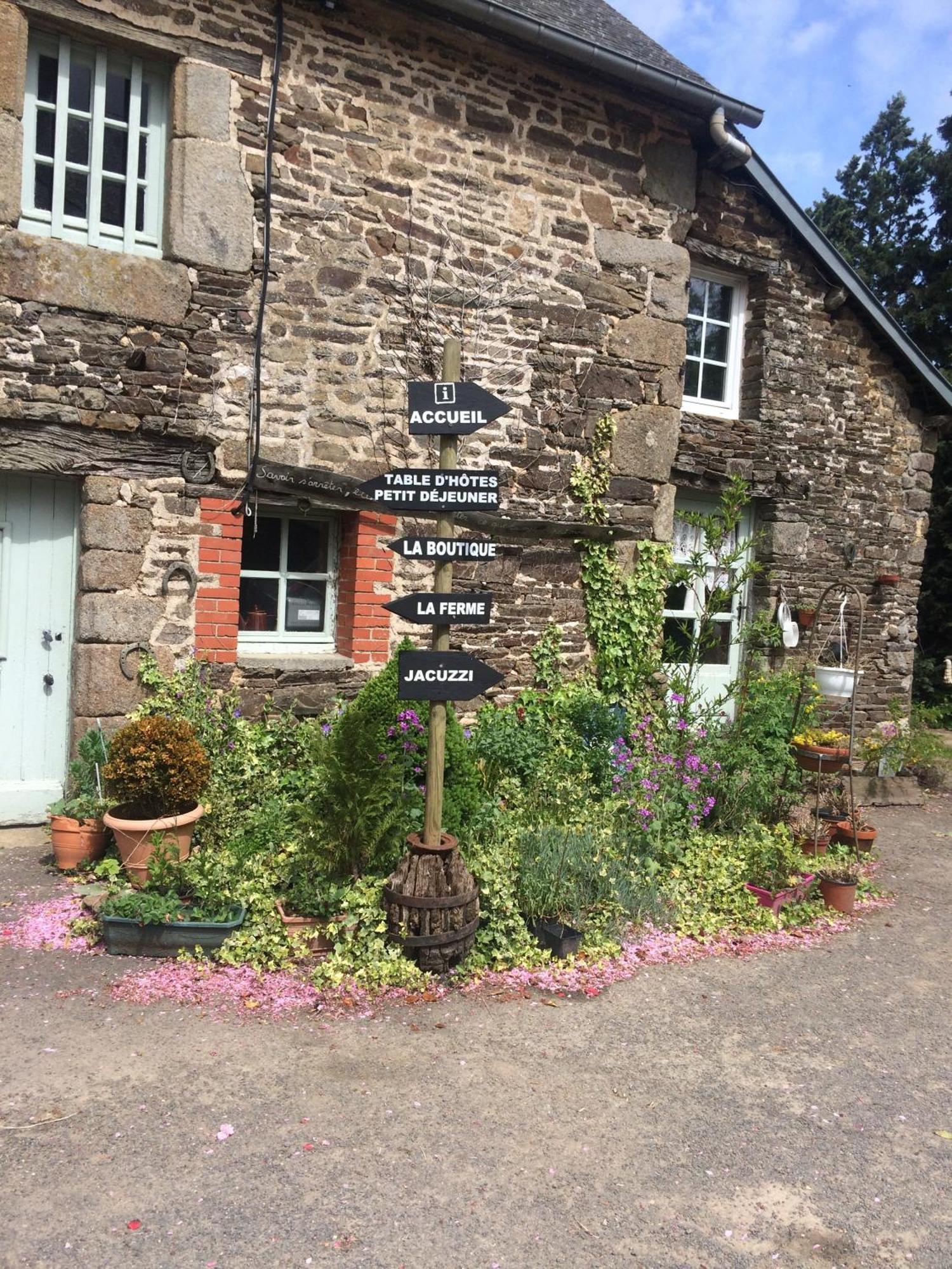 Ferme De La Gortiere Bed & Breakfast Le Teilleul Екстериор снимка